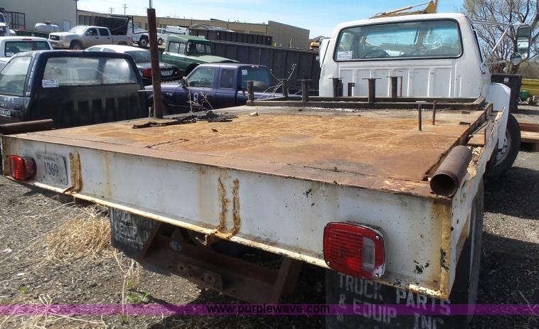 image for item L7348 1990 Ford F600 flatbed truck