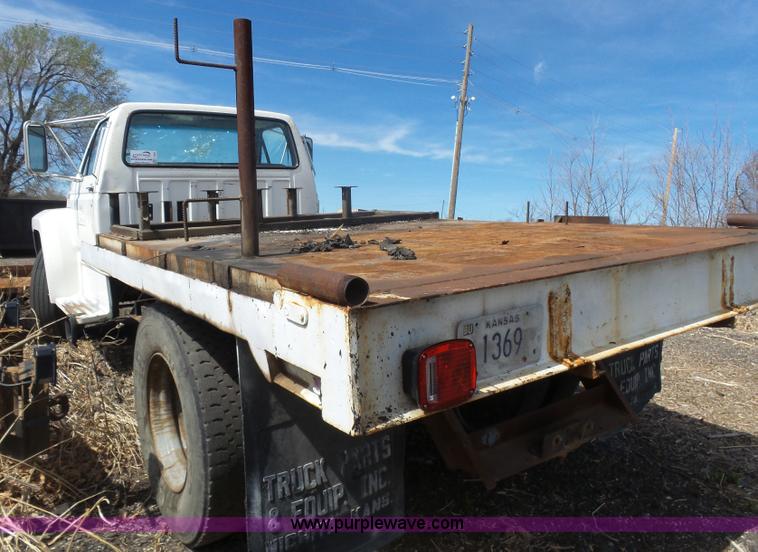 image for item L7348 1990 Ford F600 flatbed truck