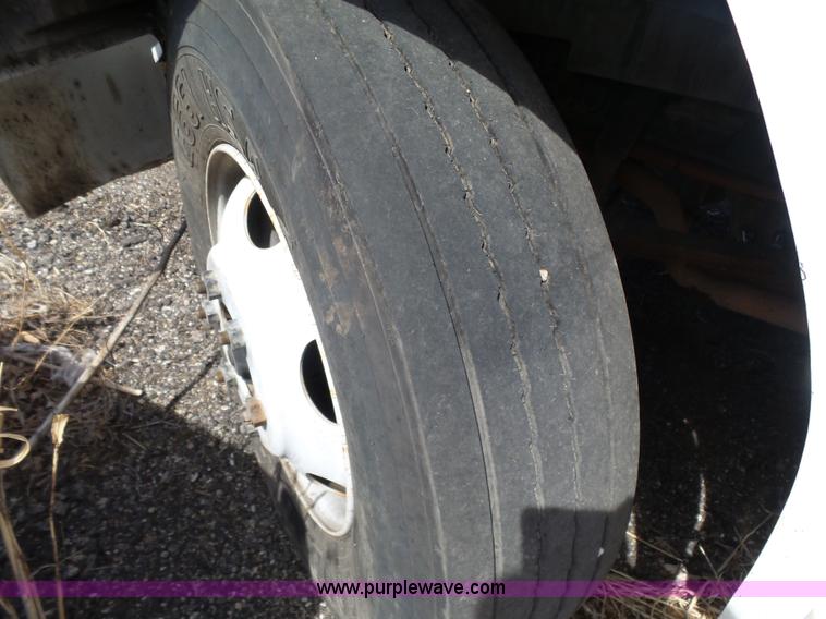 image for item L7348 1990 Ford F600 flatbed truck