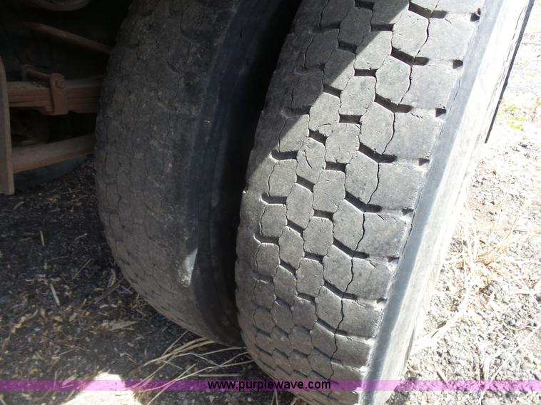 image for item L7348 1990 Ford F600 flatbed truck