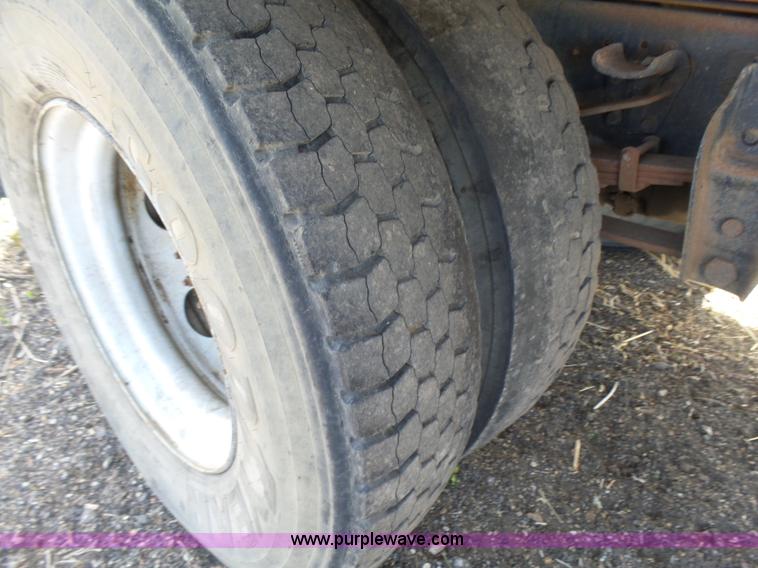 image for item L7348 1990 Ford F600 flatbed truck