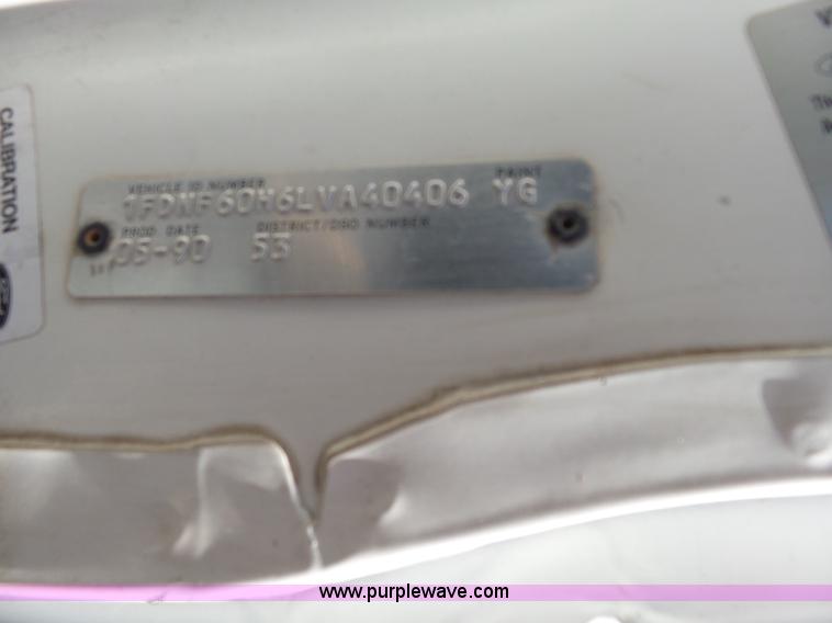 image for item L7348 1990 Ford F600 flatbed truck