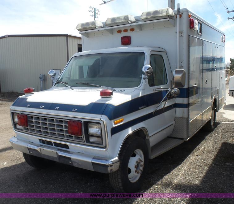 image for item L7354 1980 Ford Chateau Command vehicle