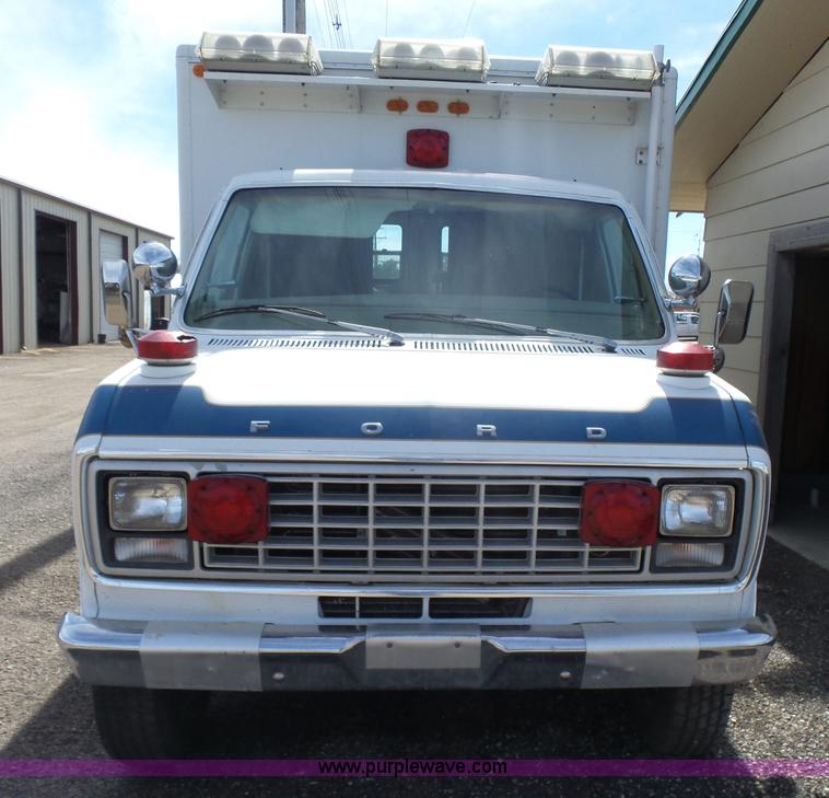 image for item L7354 1980 Ford Chateau Command vehicle