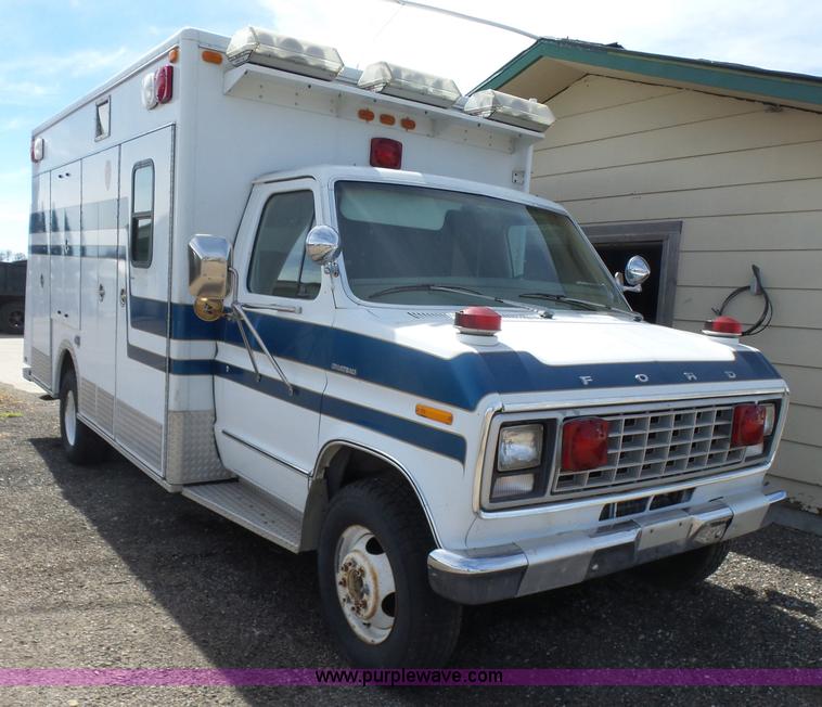 image for item L7354 1980 Ford Chateau Command vehicle