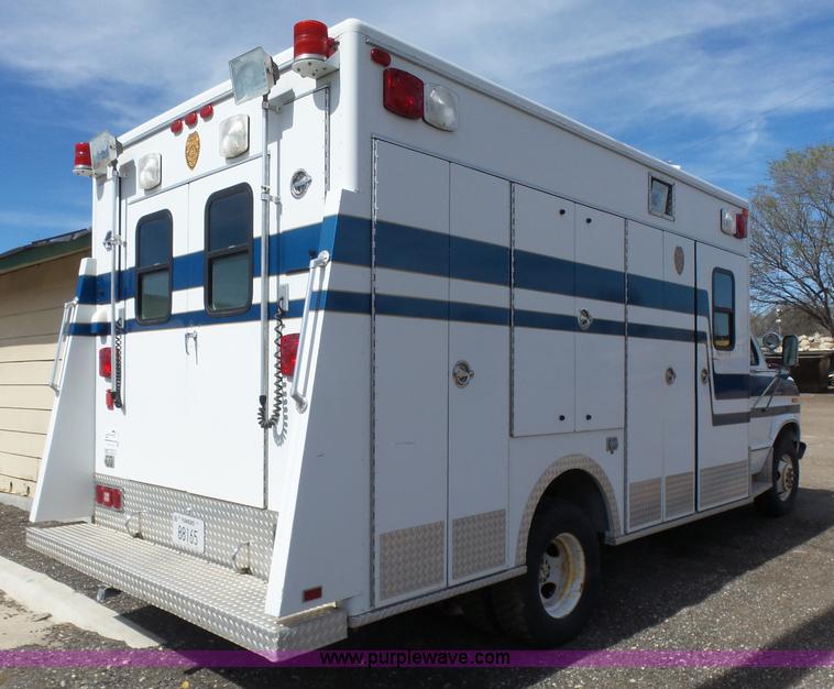 image for item L7354 1980 Ford Chateau Command vehicle