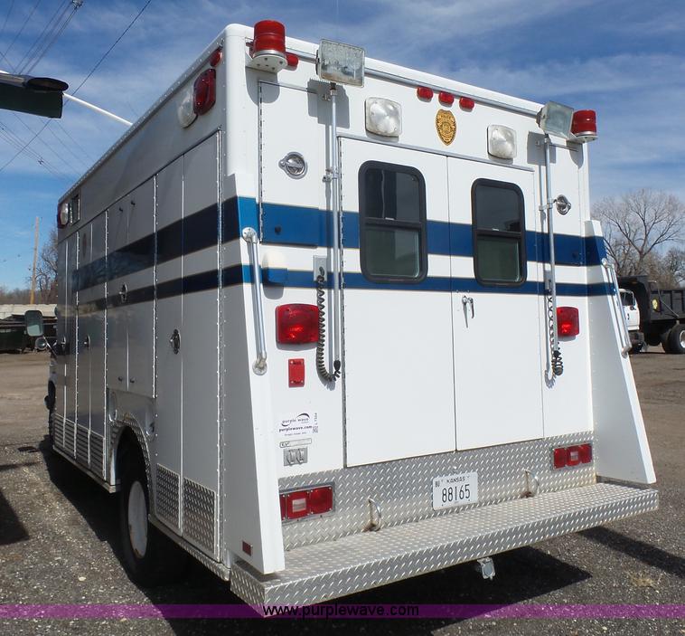 image for item L7354 1980 Ford Chateau Command vehicle