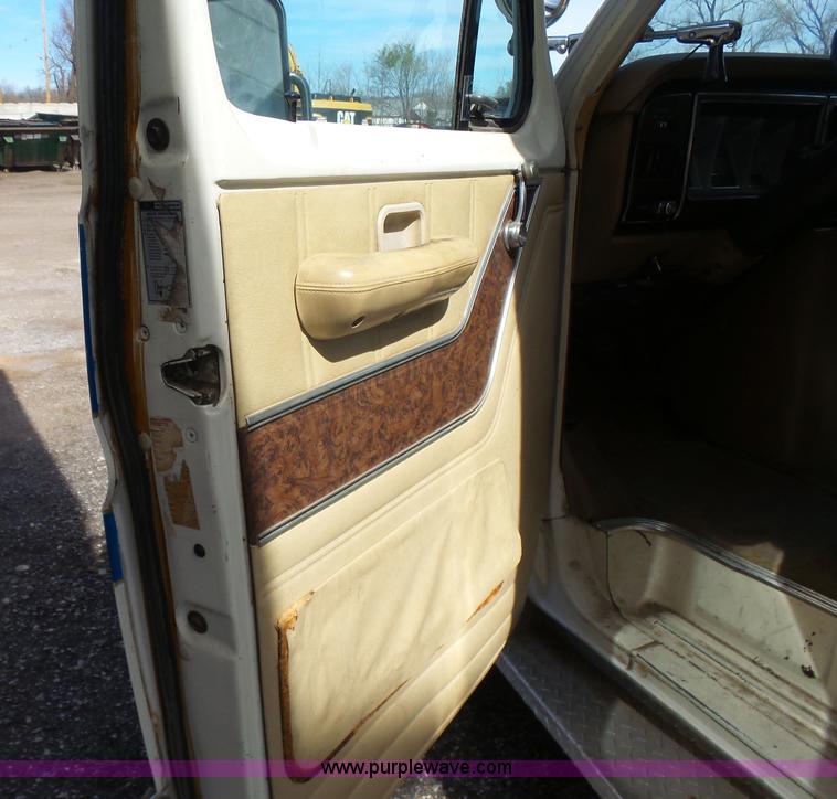 image for item L7354 1980 Ford Chateau Command vehicle