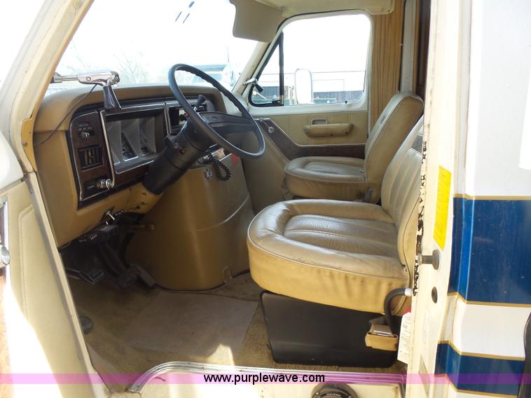 image for item L7354 1980 Ford Chateau Command vehicle