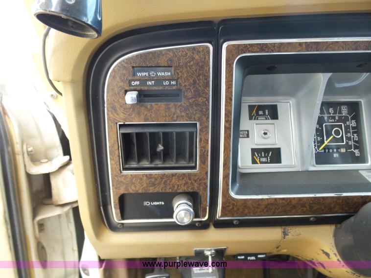 image for item L7354 1980 Ford Chateau Command vehicle