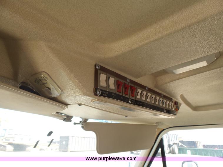 image for item L7354 1980 Ford Chateau Command vehicle