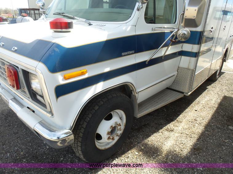 image for item L7354 1980 Ford Chateau Command vehicle