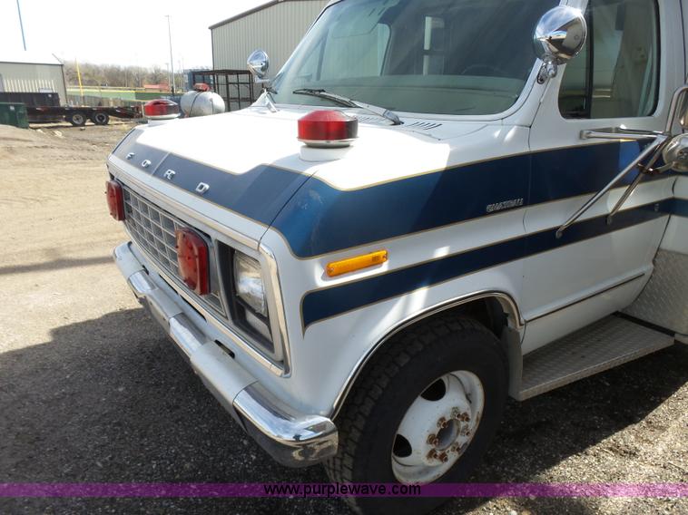 image for item L7354 1980 Ford Chateau Command vehicle