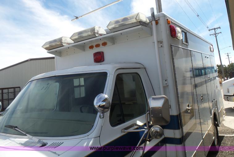 image for item L7354 1980 Ford Chateau Command vehicle