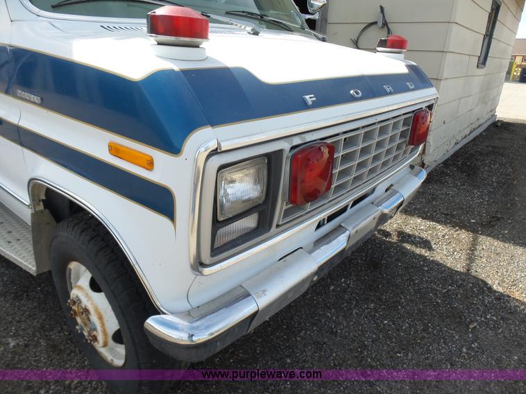 image for item L7354 1980 Ford Chateau Command vehicle
