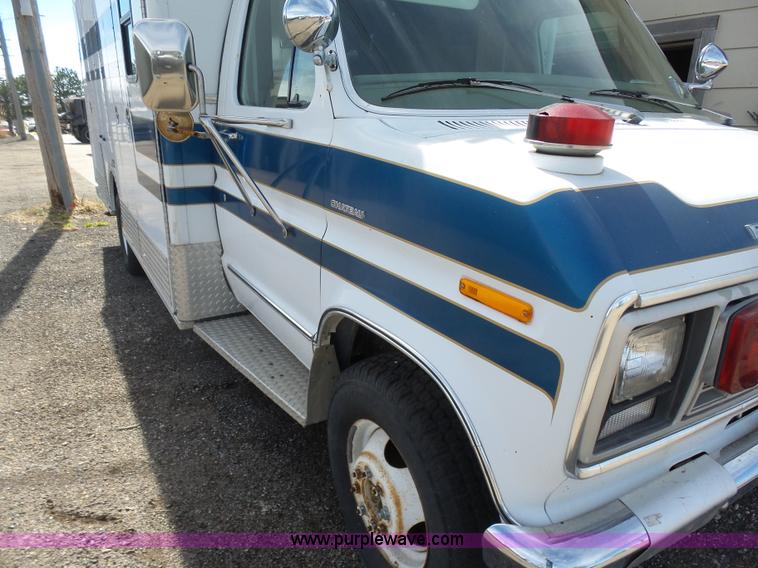 image for item L7354 1980 Ford Chateau Command vehicle