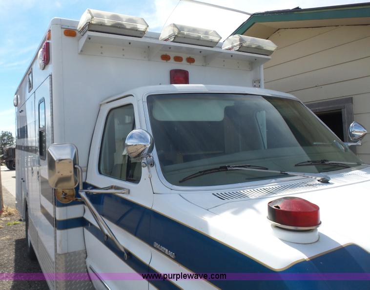 image for item L7354 1980 Ford Chateau Command vehicle