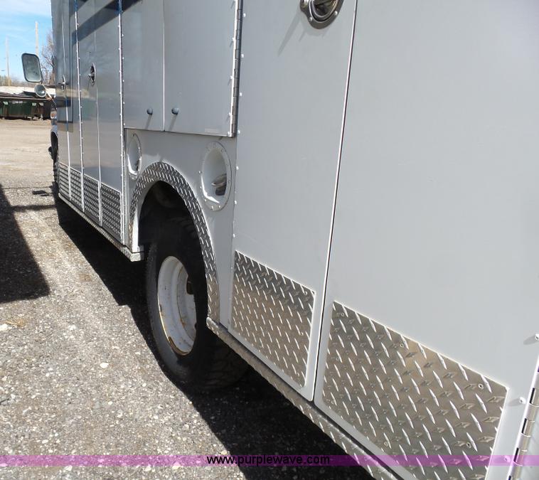 image for item L7354 1980 Ford Chateau Command vehicle