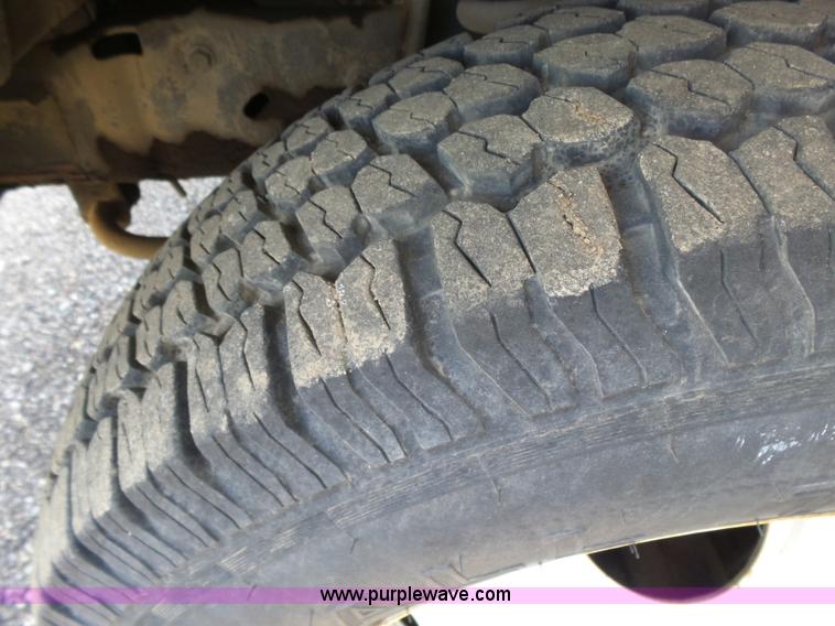 image for item L7354 1980 Ford Chateau Command vehicle