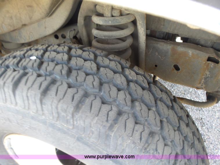 image for item L7354 1980 Ford Chateau Command vehicle