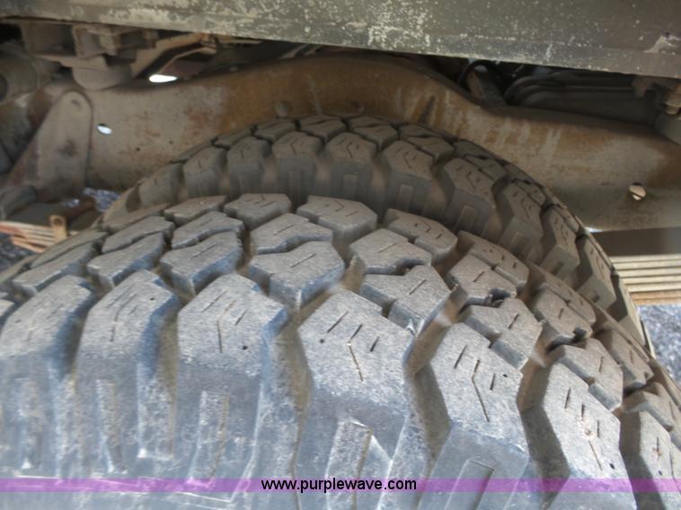 image for item L7354 1980 Ford Chateau Command vehicle