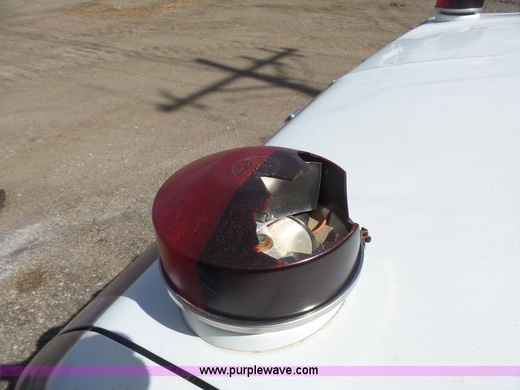 image for item L7354 1980 Ford Chateau Command vehicle