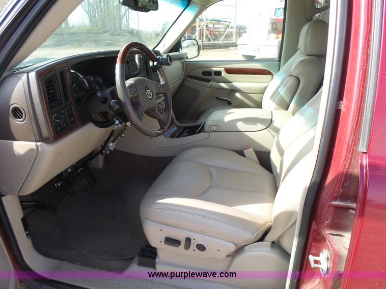 image for item L7365 2005 Cadillac Escalade EXT SUV