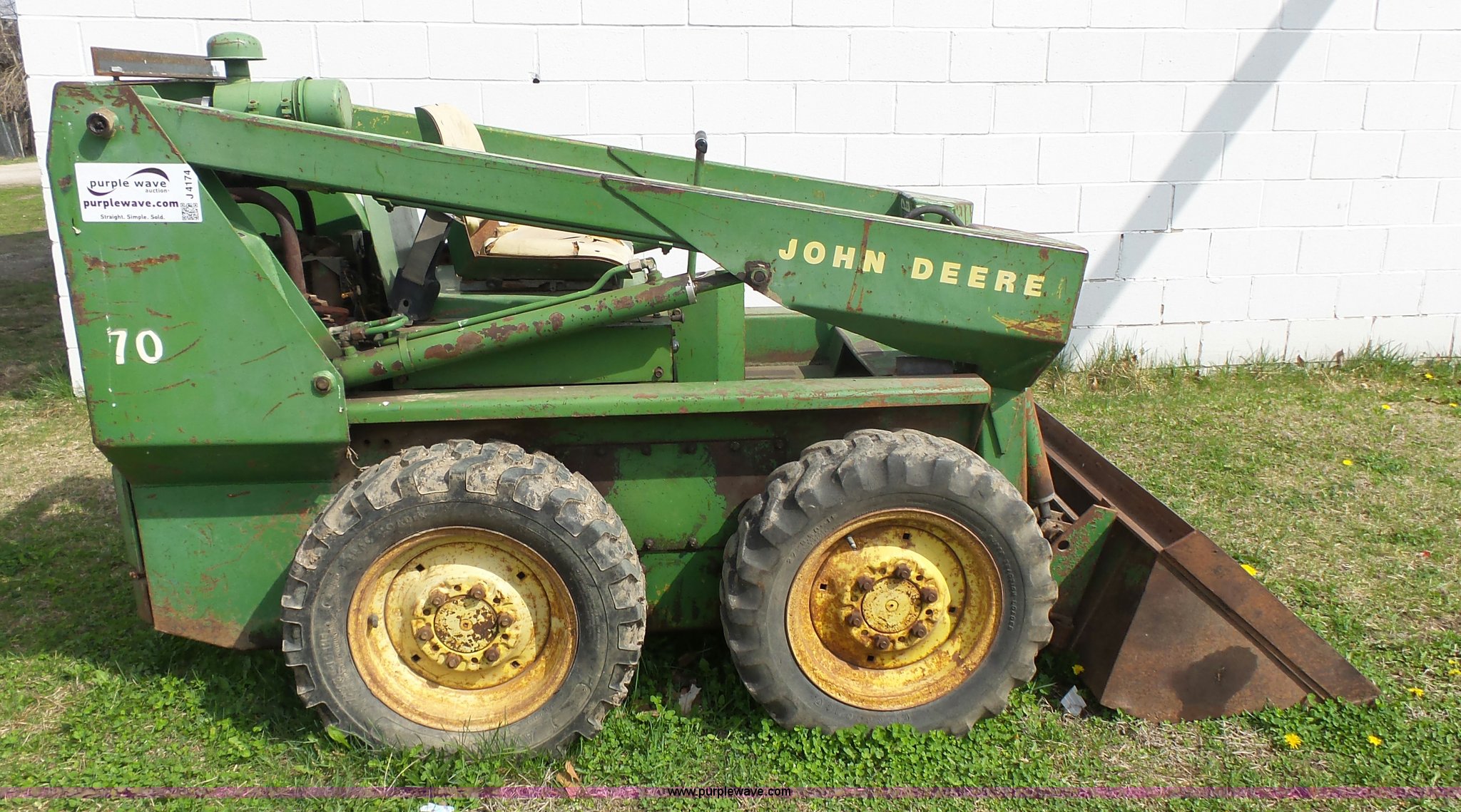John Deere 70 skid steer in Easton, KS Item J4174 sold Purple Wave