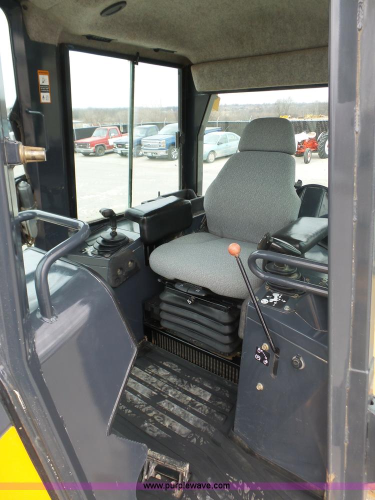 image for item L3041 2006 John Deere 650J LGP dozer