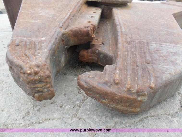 image for item L3045 Bobcat 40 hydraulic shear