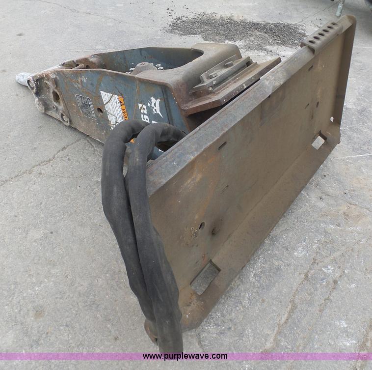 image for item L3046 Bobcat B950 hydraulic hammer