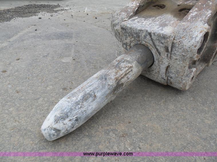 image for item L3046 Bobcat B950 hydraulic hammer