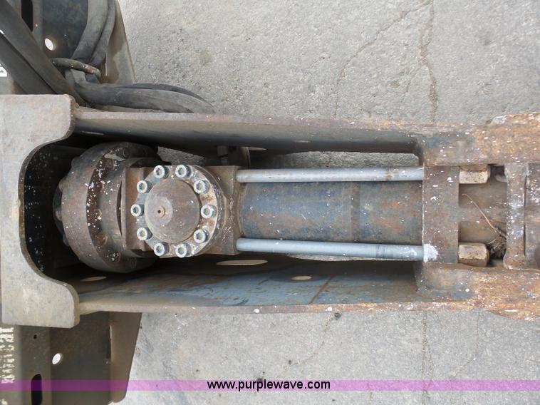 image for item L3046 Bobcat B950 hydraulic hammer