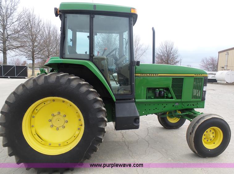 image for item L3052 1995 John Deere 7200 tractor