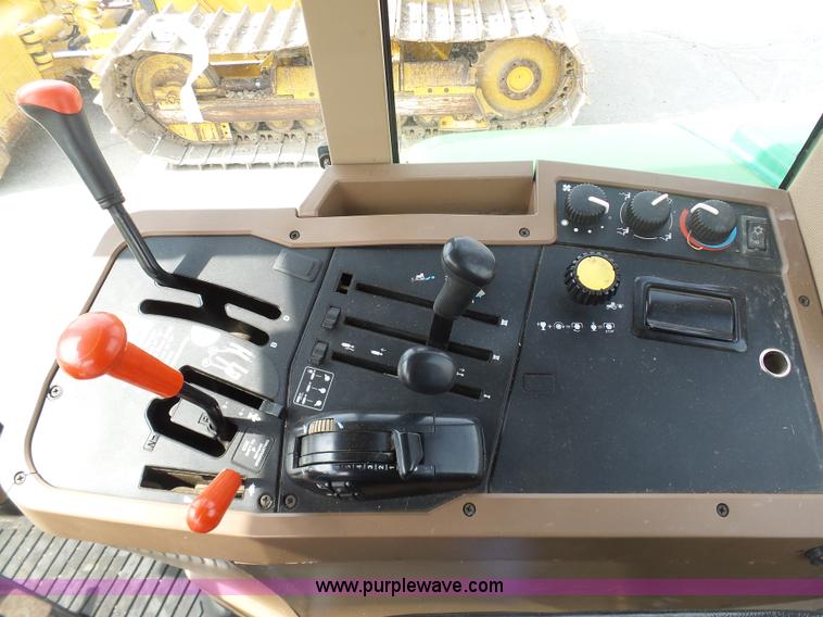 image for item L3052 1995 John Deere 7200 tractor