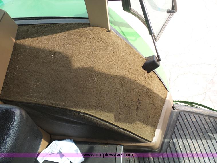 image for item L3052 1995 John Deere 7200 tractor