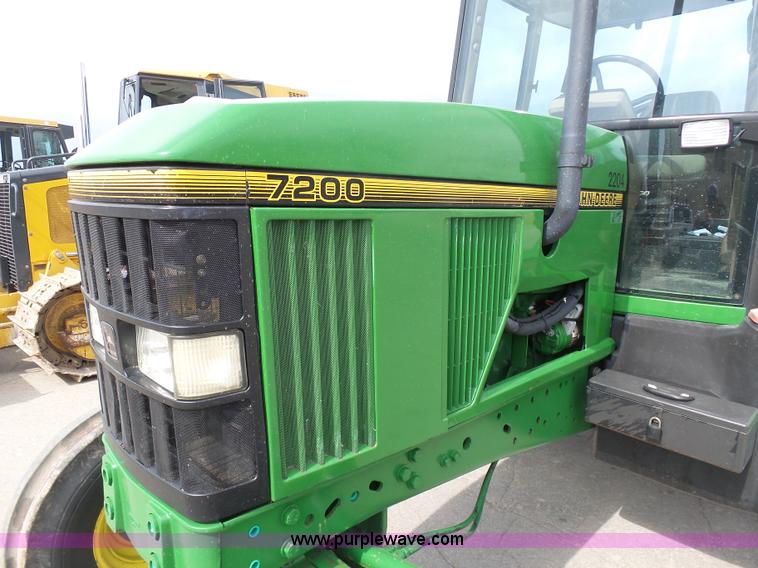 image for item L3052 1995 John Deere 7200 tractor