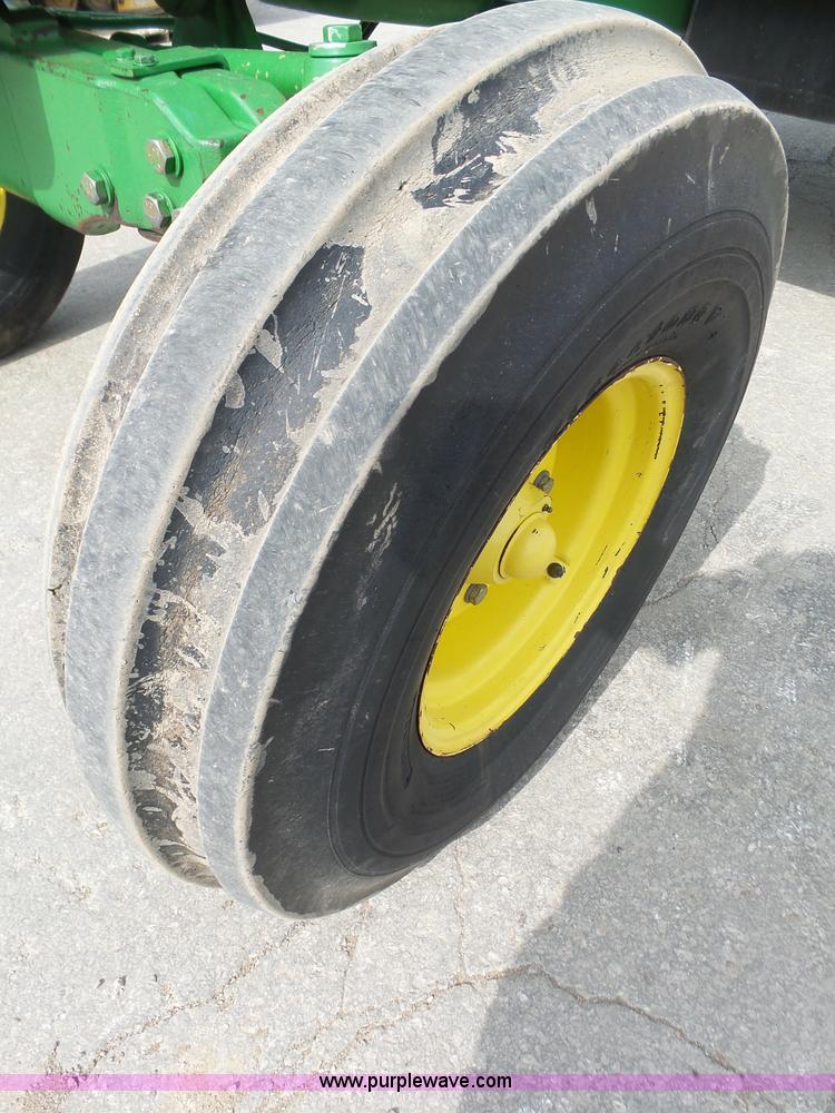 image for item L3052 1995 John Deere 7200 tractor