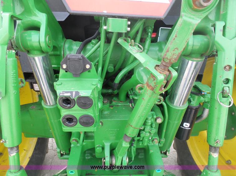 image for item L3052 1995 John Deere 7200 tractor