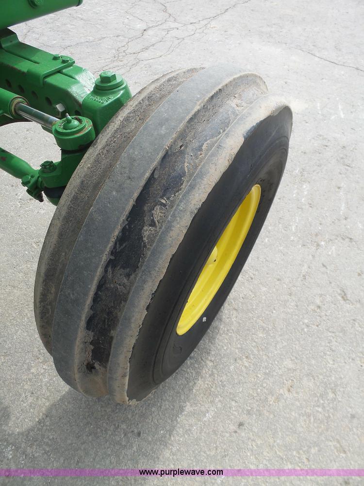 image for item L3052 1995 John Deere 7200 tractor