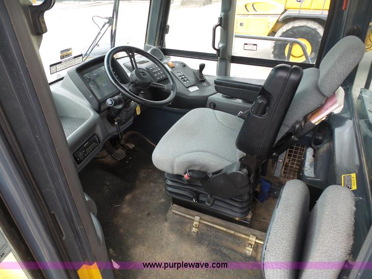 image for item L3171 2007 John Deere 400D articulated haul truck