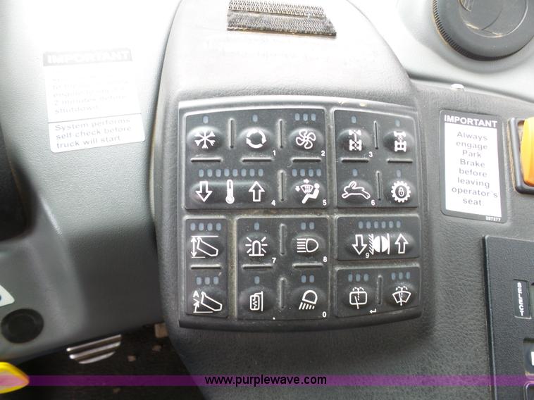 image for item L3171 2007 John Deere 400D articulated haul truck