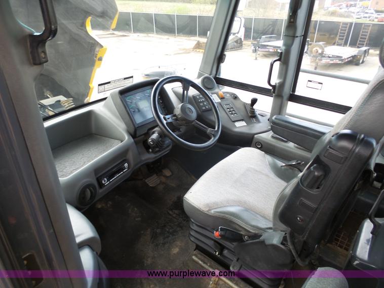 image for item L3172 2007 John Deere 400D articulated haul truck