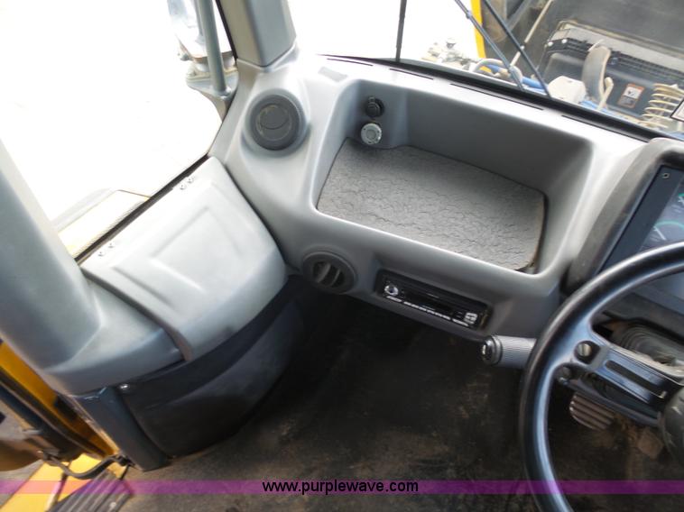 image for item L3172 2007 John Deere 400D articulated haul truck