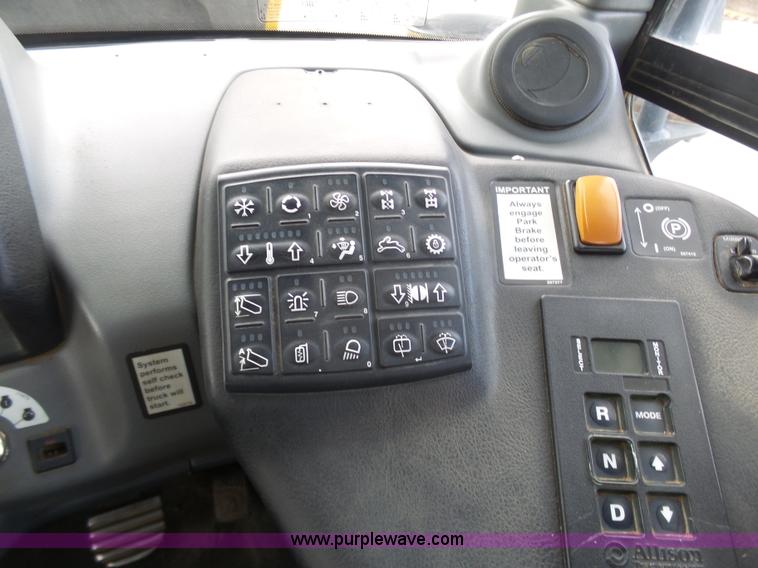 image for item L3172 2007 John Deere 400D articulated haul truck