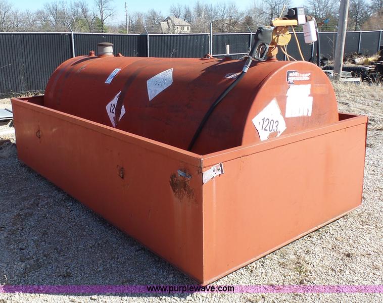 image for item L3182 1,000 gallon fuel tank