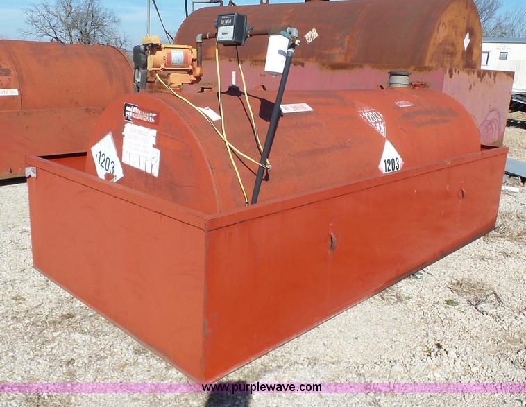 image for item L3182 1,000 gallon fuel tank
