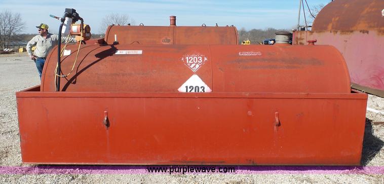 image for item L3182 1,000 gallon fuel tank