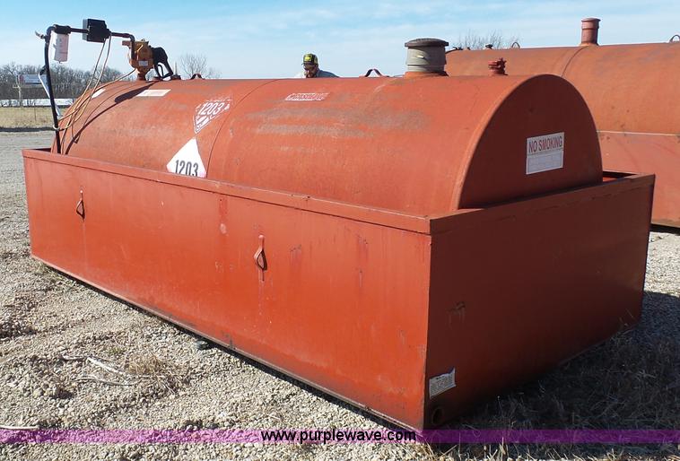 image for item L3182 1,000 gallon fuel tank