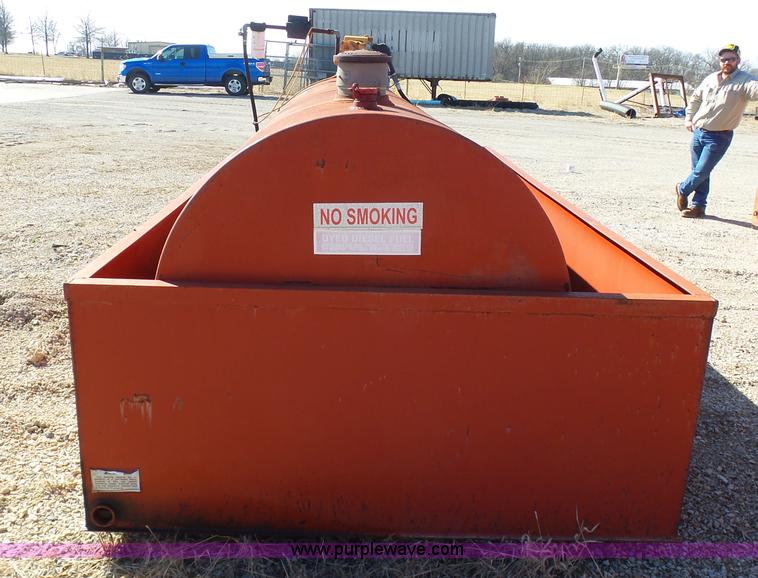 image for item L3182 1,000 gallon fuel tank